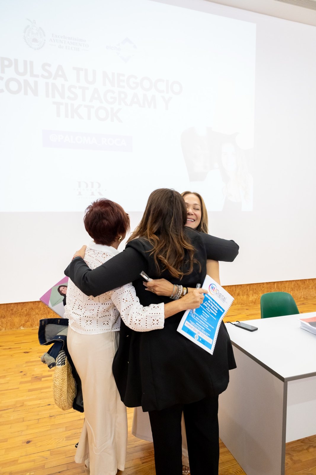 Paloma Roca dando una charla