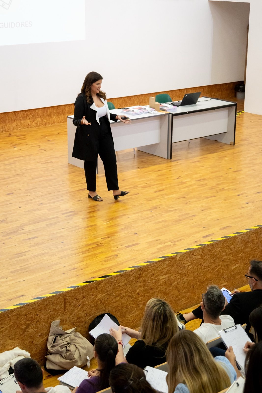 Paloma Roca dando una charla