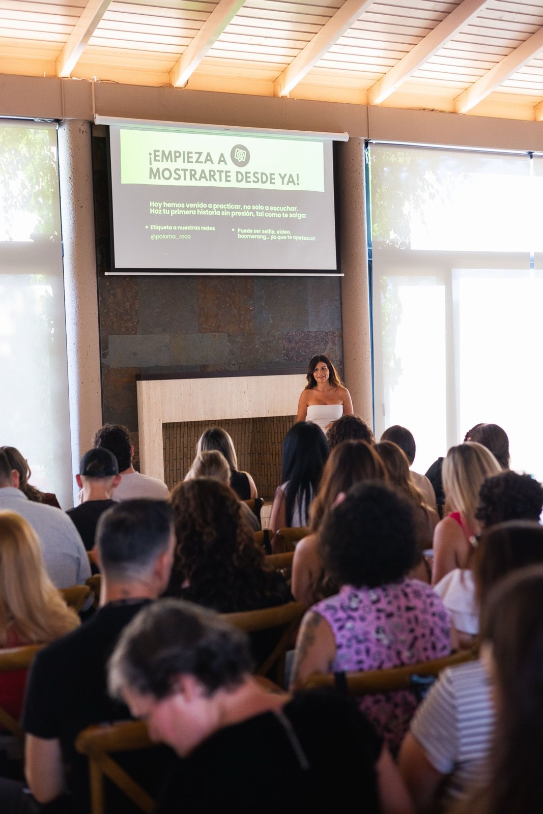 Paloma Roca dando una charla